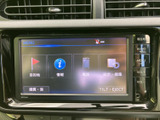 画面には目的地や情報、電話、設定などのメニューが並び、項目を見ながら選べる構成です。周囲の操作ボタンも表示が分かりやすく、日常の移動をサポートします。