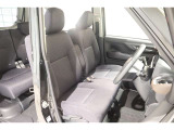 ■ベンチシート■  運転席&hArr;助手席の移動もしやすいベンチシートです。