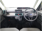 視界の良さが魅力の運転しやすいコックピット。シンプルで操作性に優れたインパネデザインと、SUBARUならではの安全性能への徹底したこだわりが光る視界設計です。