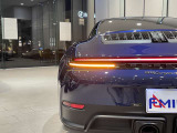 横方向へ伸びるテールランプが印象的。現代的で洗練された911のリアデザインを象徴しています。