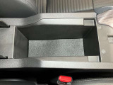 アームレストの中にもたっぷり収納!運転席周りをすっきり保てます!