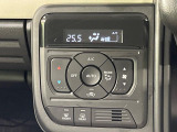 【オートエアコン】一度お好みの温度に設定すれば、車内の温度を検知し風量や温度を自動で調整。暑い&hellip;寒い&hellip;と何度もスイッチ操作をする必要はありません。快適な車内空間には必須の機能ですね♪