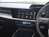 内装はシンプルに使い勝手を考え作られています。お車を運転する感覚をダイレクトに体感して頂けます。室内も広くロングドライブにも快適にお過ごしいただけます。