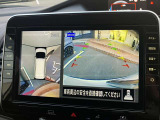 アラウンドビューモニターは4方のカメラで真上から車を見たようにモニターで確認ができます。周辺の安全確認、小さなお子様や障害物も目視で確認できるので駐車のしやすさだけでなく、事故防止にも役立ちます。