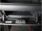 車検証ケースも入る丁度いいサイズのグローブボックスです。