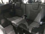 3列目シートは跳ね上げ式で折りたたみ可能です。キャンプ用品など大きな荷物もばっちり収納可能です!