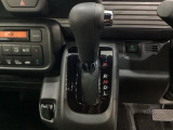 CVT車のセレクトレバーです。低速から高速まで、変速ショックのないスムーズな走りを実現するとともに、エンジン効率のよい領域を維持することで燃費にも貢献します。