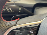 ステアリング裏に備わるシフトダウン用パドルスイッチです。操作感も良好です。