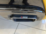 高いホールド性を備えたファブリック製のスポーツシート。赤いステッチと「R.S.」のロゴが目を引く。シートベルトも前後席ともに赤だ。
