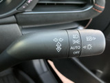 レバーには操作を示す表示がまとまり、運転席から目に入りやすい配置です。日常の運転で使う機能を手元で扱いやすく、表示を確認しながら迷いにくい操作をサポートします。