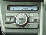 オートエアコンを装備しておりますので、四季を通じて車内を快適な温度に保つことが出来ます!高級感が有りますね!