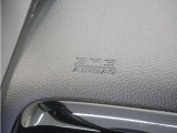 ◆助手席エアバッグ◆SRSエアバッグは、シートベルトだけでは防ぎきれない衝突時の衝撃から乗員を守るための安全装置。衝突時に瞬時に膨らみ、頭部や胸部がダッシュボードに直接衝突するのを防ぎます。