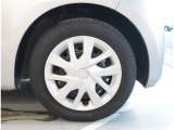 純正ホイール。デザインが素敵ですね。お車全体のイメージ変わりますね。タイヤサイズは 155/65R14 です。