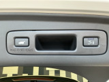 お好みの位置で止められるメモリー機能付の電動リアゲートです!後ろが狭い駐車場でもスムーズに荷物を積めて、さらに背が低い人の手がムリなく届く高さで止めることも可能です!
