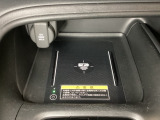 センターコンソールにはワイヤレス充電器を装備してます。Qi(チー)規格対応のスマートフォンなどを置くだけでワイヤレスで充電可能です。またスマートフォンの充電可能なUSB端子なども別途装備しています。