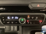 セレクトレバーの左上にプラズマクラスター付き・オートエアコンがついてますので簡単操作で快適に過ごせます。シートヒータースイッチ内蔵で前席の左右別々に温度設定ができます。
