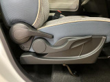 運転席はシートリフター付きで運転しやすいポジションを設定できます♪