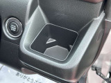 [ドリンクホルダー]お気に入りのドリンクを片手に、快適なドライブを♪500mlペットボトルも置けます!