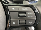 アクセルから足を離しても設定したスピードを保ち走行し、高速道路での疲労軽減に役立つクルーズコントロール付きです!