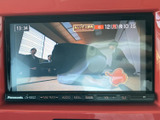停車中にテレビ番組などを視聴でき、休憩時間の過ごし方に便利です。画面には時刻や番組情報も表示され、待ち時間をゆったり過ごしたい方にうれしい装備です。