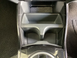 運転席/助手席どちらでも使えるカップホルダーです。