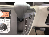 ★パネルシフトレバーは運転席より手が届きやすくて操作のしやすいシフトレバー。室内スペース確保にも配慮されてますよね!