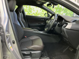 前席は身体を預けやすい形状で、運転席・助手席ともゆったり過ごせる空間です。窓からの見通しも確保され、乗り降りの際にも周囲を確認しやすい配置となっています。