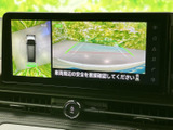 車両周辺を上から見た映像と後方の映像を画面で確認でき、駐車時の周囲確認に役立ちます。画面上のガイド表示も目安にでき、車庫入れや狭い場所での取り回しを助けます。