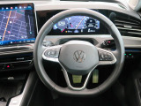 Volkswagen全車共通の上質な本革を使用した手触りのしっとりとしたステアリングです。唯一素肌が触れるハンドルは上位モデルと同じ握り心地になっております。