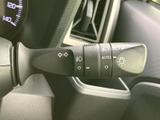 レバー上のマークや表示が確認しやすく、操作内容を把握しやすい設計です。運転席から手元を確かめやすく、走行中の合図やライト関連の操作を行う際にも頼れる装備です。
