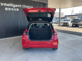 バックドアは大きく開きます。定員乗車時でも十分広いラゲッジスペースを確保しています