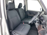 高いホールド性で運転姿勢が安定します。長距離ドライブでも疲れにくいのが魅力です。快適なドライビングライフをお送りください♪