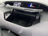 【グローブボックス】収納スペースも充実しております。