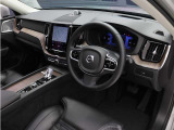 インストルメントパネルは僅かに運転席側へと傾けられているほか、余計なスイッチ類を可能な限り排し、運転に集中しやすい環境を造り出しています。