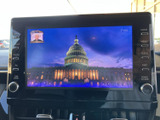 テレビ映像を楽しめるモニターを備えています。停車中の待ち時間も車内でゆったり過ごせて、日常のお出かけ先や休憩時にも便利に活用いただけます。