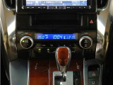 運転席と助手席でそれぞれ温度設定出来る左右独立温度コントロールフルオートエアコン♪