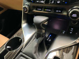 停車時のブレーキホールド機能に対応した電動パーキングブレーキ。渋滞や信号待ちで便利なブレーキホールド機能も装備されています