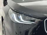 アダプティブLEDヘッドライトはステアリングを切った方向を照らします。