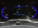 カラーヘッドアップディスプレイ付き。少ない視線移動で情報を確認できるので、運転の疲労軽減に繋がりますよ♪