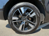 5ダブルスポーク7.5J&times;19インチダイヤモンドカット/グロッシーブラック 235/55R19サイズのピレリを装着。