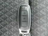 キーを取り出すことなくドアの施解錠、エンジンの始動が可能で便利な「インテリジェントキー」付です。