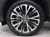 18インチアルミホイール(切削光輝/センターオーナメント付)を装着しています。タイヤサイズ215/50R18