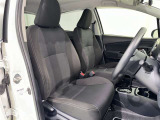 シックな色使いの運転席周りですね。すっきりとしたデザインで上品な色使いです。居心地の良い運転席、長く座ってられるリラックスできるデザインがいいですね。
