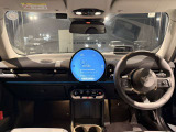 新型MINIのインパネは、象徴的な円形有機ELディスプレイを採用!直感的な操作に加え、ナビ背面から光が広がり、モードごとに色が変わる遊び心あふれるデザインです★