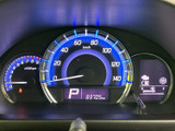 速度やエンジン回転数などの表示がまとまり、運転に必要な情報をひと目で確認しやすい配置です。表示部も見渡しやすく、日常の移動中に車両情報を把握しやすいメーターパネルとなっています。