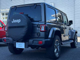 JEEPエンブレムが輝く後姿は見とれてしまうほど魅力的!