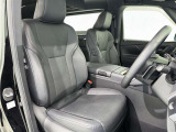 高いホールド性で運転姿勢が安定します。長距離ドライブでも疲れにくいのが魅力です。快適なドライビングライフをお送りください♪