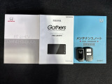 スマートキーは鍵をバッグに入れたままでもドアロックの開閉やエンジンのON・OFFができます。夜間や雨の日も鍵を探さなくて良いので便利です。