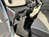助手席のシート下に収納箇所がございますので普段使用するものや車検証ケース入れにしていただくにも便利です。