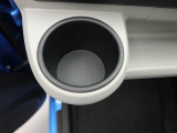 カップホルダーは運転席や助手席からちょうど手の届く位置です!!